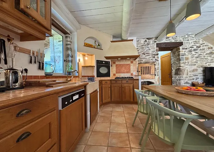 Renovated Stone House, Quiet, With View, Pool 別荘